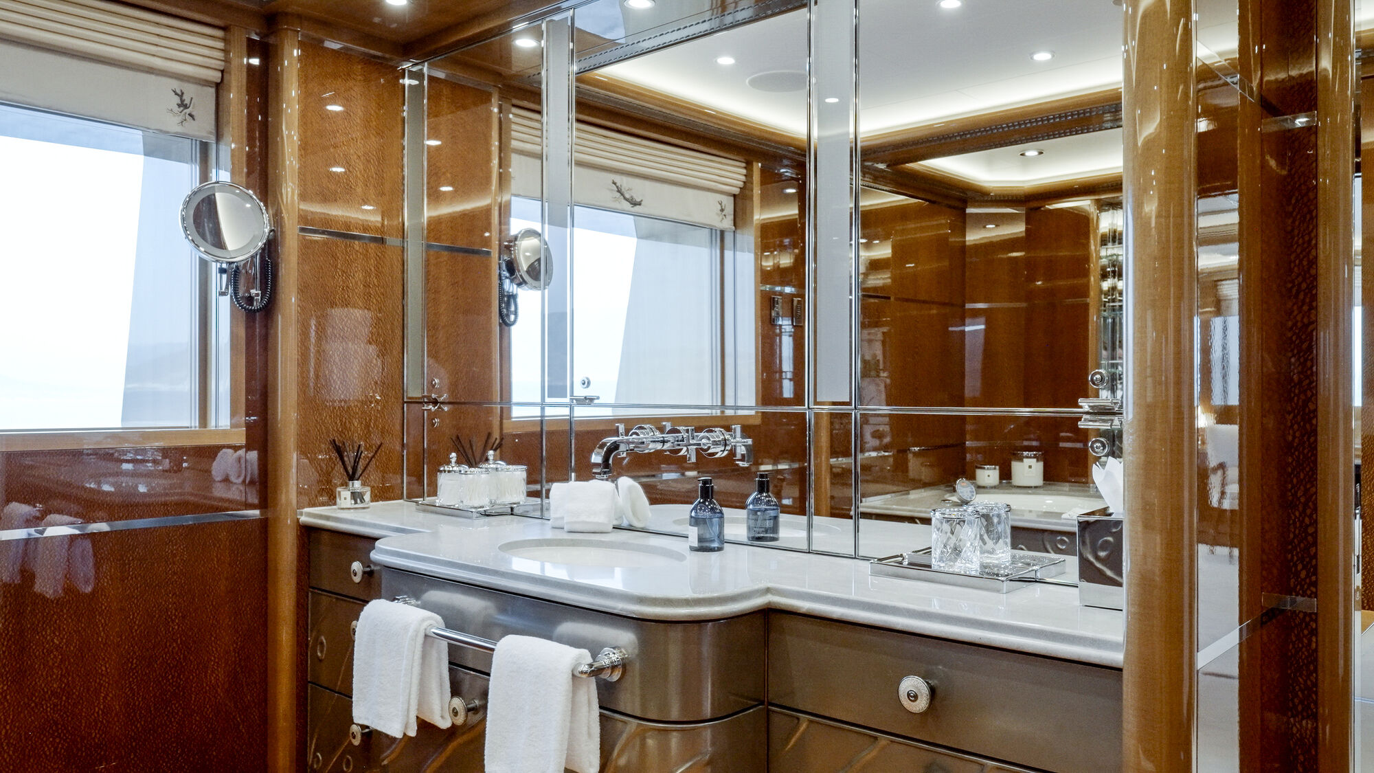 ALFA NERO master bathroom with marble finishes